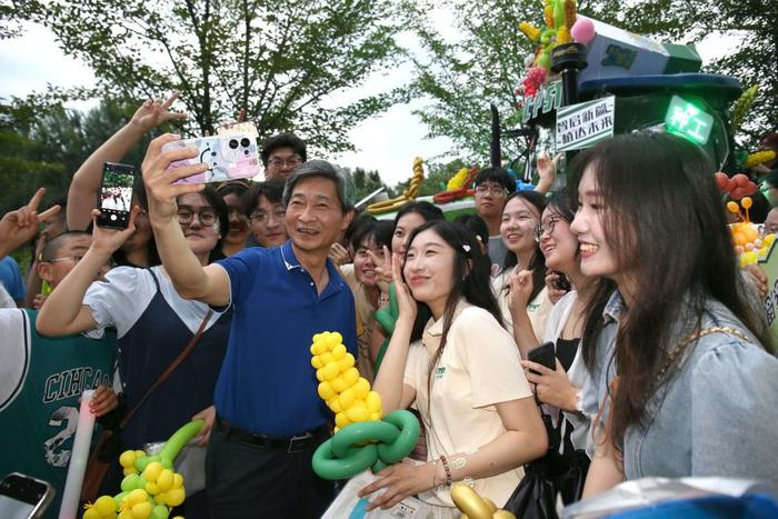 华中农业大学：农机巡游“开进”毕业季