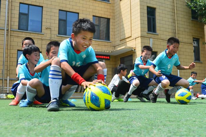 青岛：快乐足球迎“国际奥林匹克日”