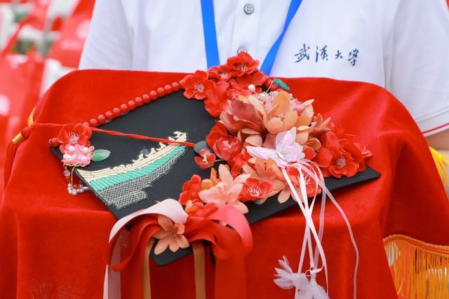 武汉一高校，毕业礼物是“龙珠”