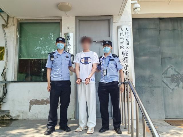 男子在航班上躲进卫生间吸电子烟触发报警器，被行政拘留