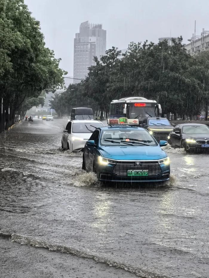 暴雨预警升至最高级别！ 他们“雨”你同行