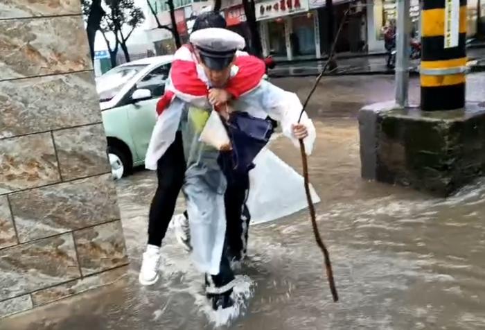 暴雨预警升至最高级别！ 他们“雨”你同行