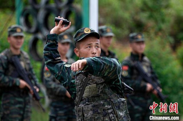 直击广西百色武警特战队员考核现场