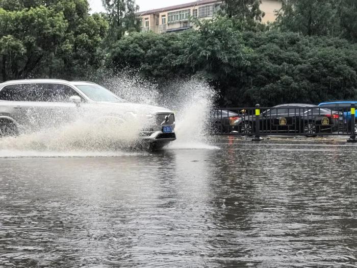 暴雨预警升至最高级别！ 他们“雨”你同行