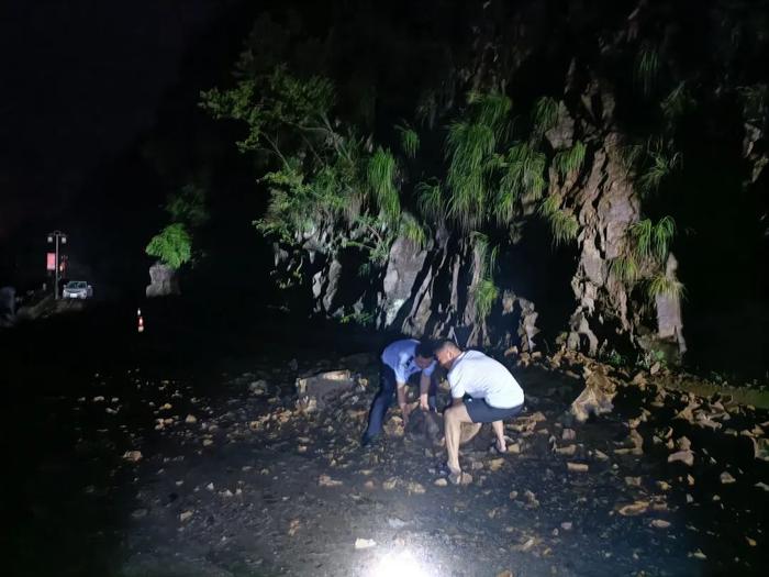 暴雨预警升至最高级别！ 他们“雨”你同行