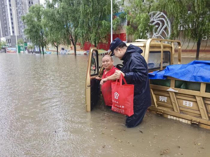 暴雨预警升至最高级别！ 他们“雨”你同行