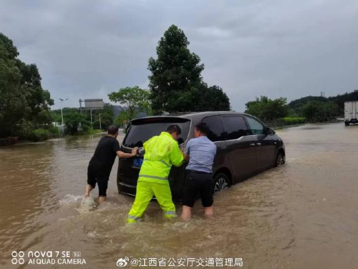 暴雨预警升至最高级别！ 他们“雨”你同行