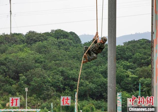 直击广西百色武警特战队员考核现场