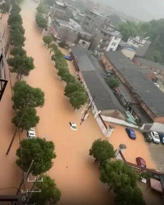 暴雨预警升至最高级别！ 他们“雨”你同行