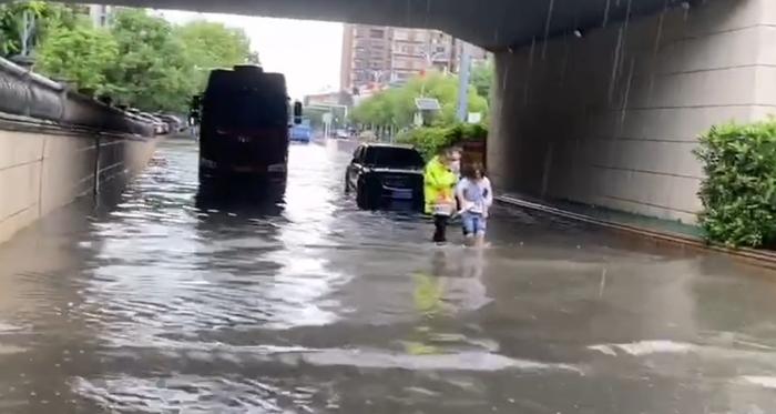 暴雨预警升至最高级别！ 他们“雨”你同行