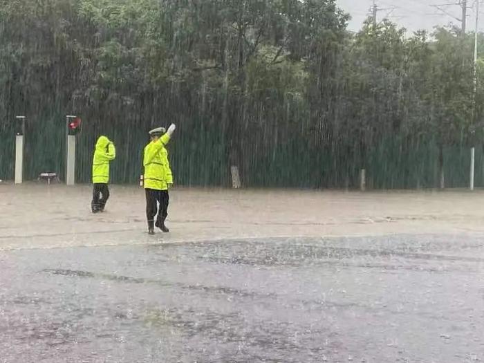 暴雨预警升至最高级别！ 他们“雨”你同行