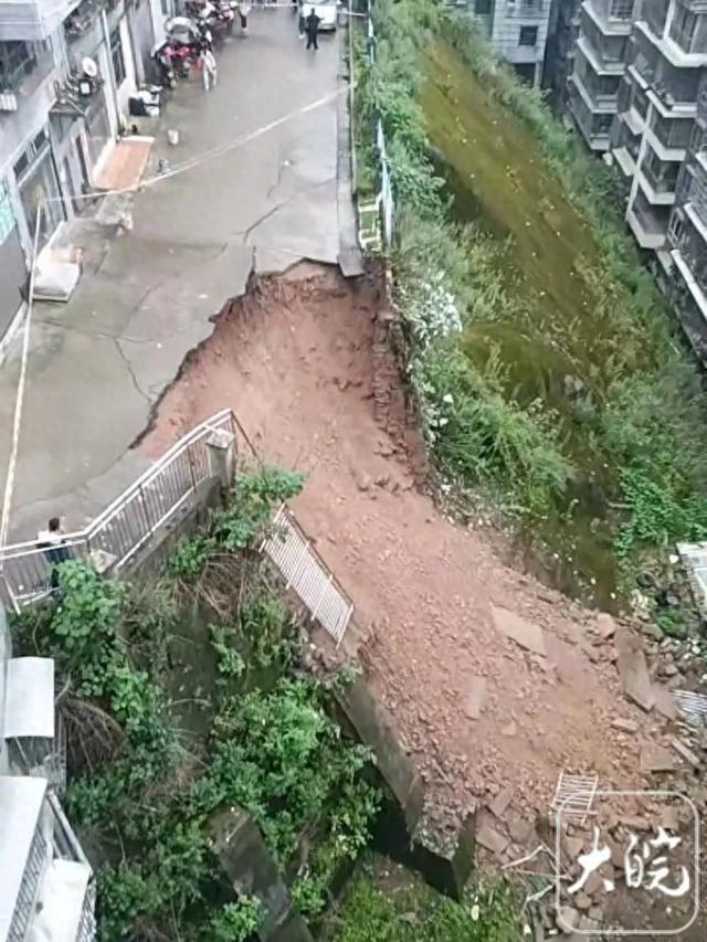 贵州开阳一小区楼下路面坍塌！街道办：附近楼栋居民已转移安置
