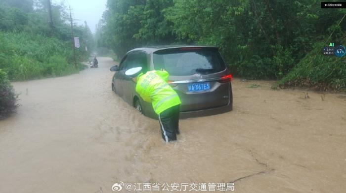 暴雨预警升至最高级别！ 他们“雨”你同行