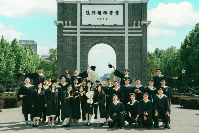 毕业典礼上被校长点名！全班28人100%升学100%获奖学金