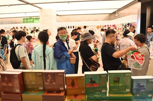 “铜奔马”炫酷上墙变涂鸦 甘肃省博物馆艺术生活馆开放