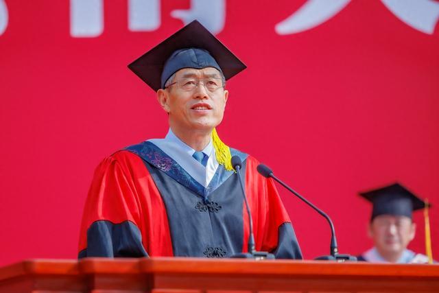 与同学们一起毕业：方精云五年聘期结束卸任云南大学校长