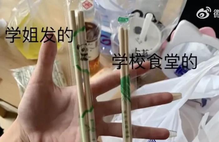 女生买2份饭拿6双筷子被斥盗窃后，在食堂外免费发放1万双筷子