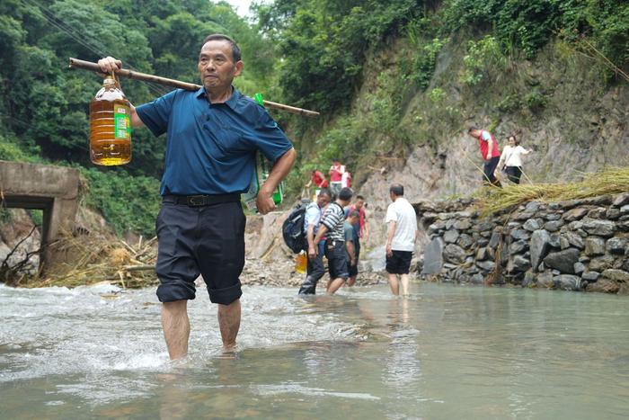 1.微视频：风雨中的坚守与温情