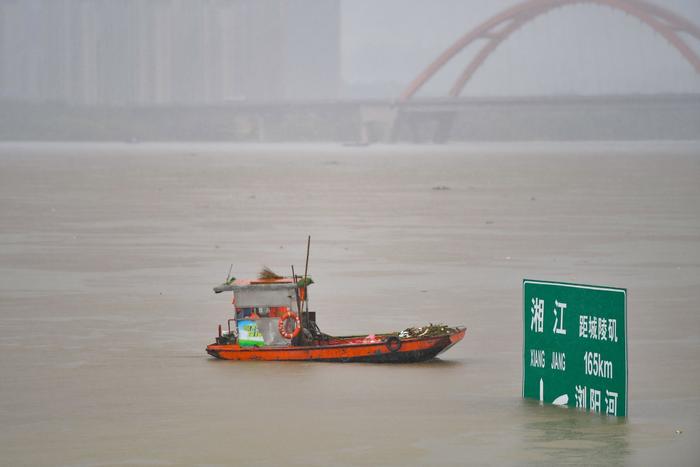 “风雨同舟，守护前行”