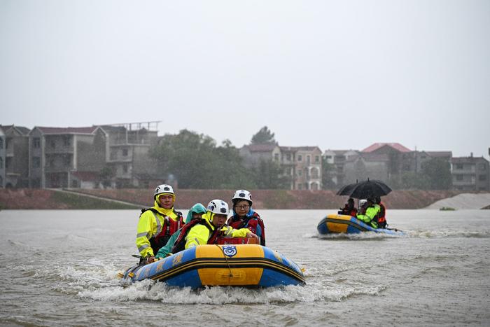 1.风雨守护，温暖同行