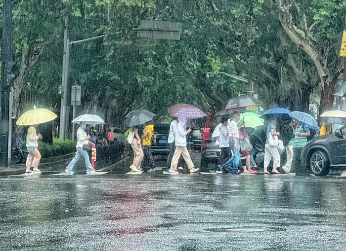 上海遭遇入梅以来最强暴雨！梅雨何时离场？还有个坏消息：周六起重回30℃