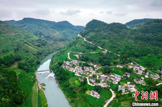 贵州黔西：渭河岸边乡村美