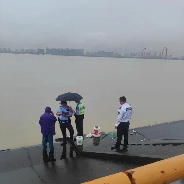 钱塘江滨江段已过警戒水位，还有人“拿命换鱼”？