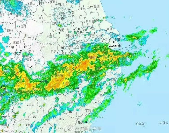 上海今天的雨有多猛？一地铁出口直接被“淹”！打工人紧急转发：今晚下班时...