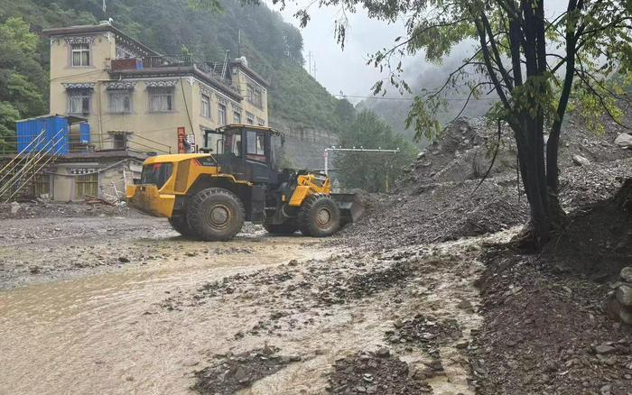 降雨引发泥石流 国道G318线四川雅江段断道