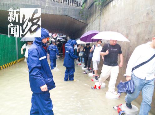 上海今天的雨有多猛？一地铁出口直接被“淹”！打工人紧急转发：今晚下班时...