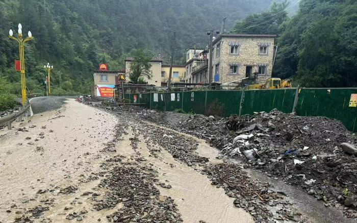 降雨引发泥石流 国道G318线四川雅江段断道