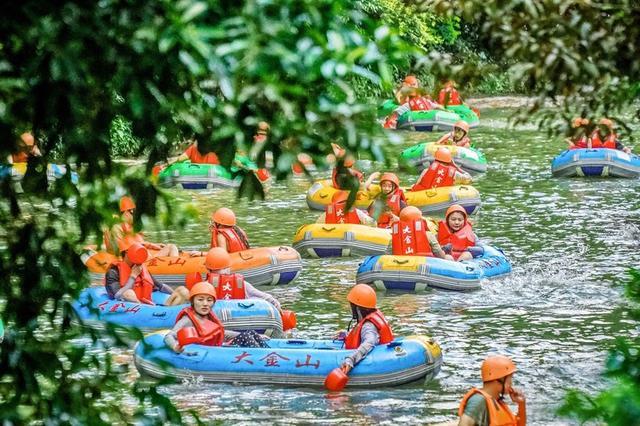 江西赣州乡村漂流催热“夏日经济” 激发消费新活力