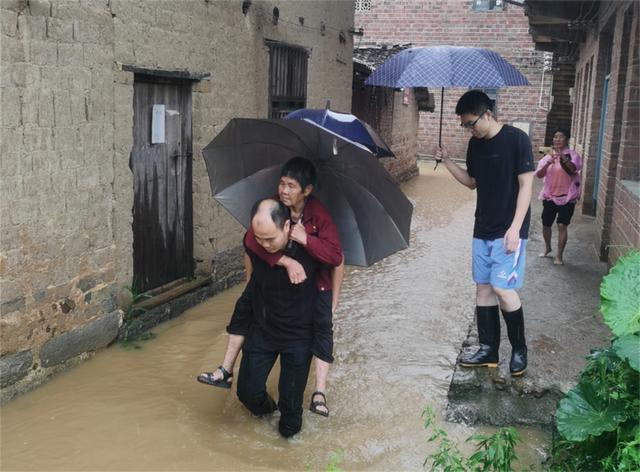 “战长沙”！湖南长沙暴雨，这组照片记录气象人的24小时！