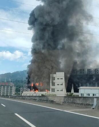 福建南安一家鞋服企业失火 当地回应：扑灭后又复燃