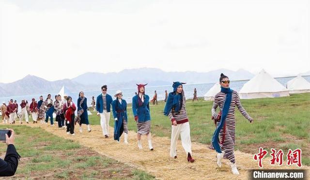 黄河之源·果洛牦牛绒时装秀在青海冬格措纳湖畔举行