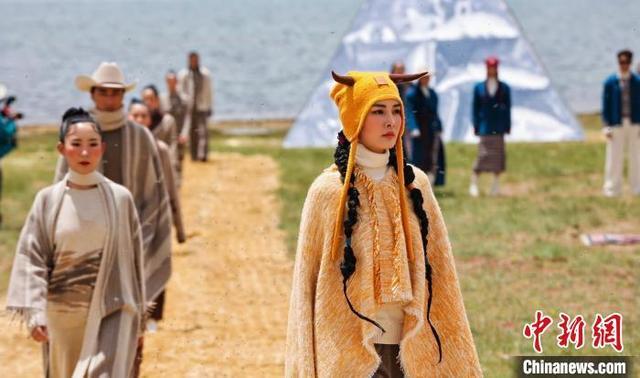 黄河之源·果洛牦牛绒时装秀在青海冬格措纳湖畔举行