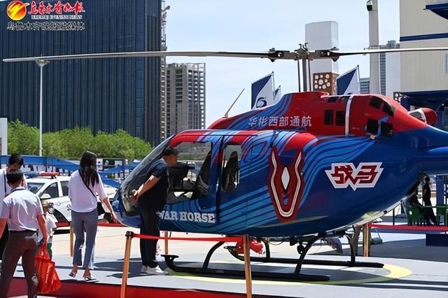 第八届中国—亚欧博览会丨观众体验飞行乐趣