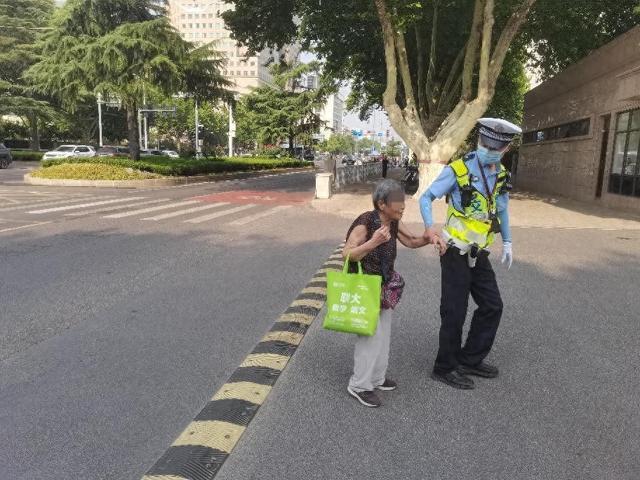 郑州：老人迷路街头，民警暖心守护助团圆