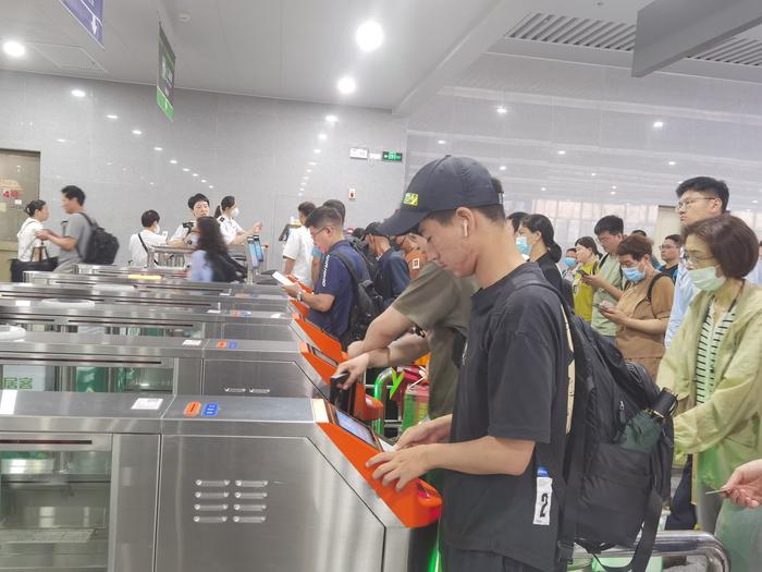 暑期铁路上海站预计日均发送旅客超43万人次，同比增长2.9%