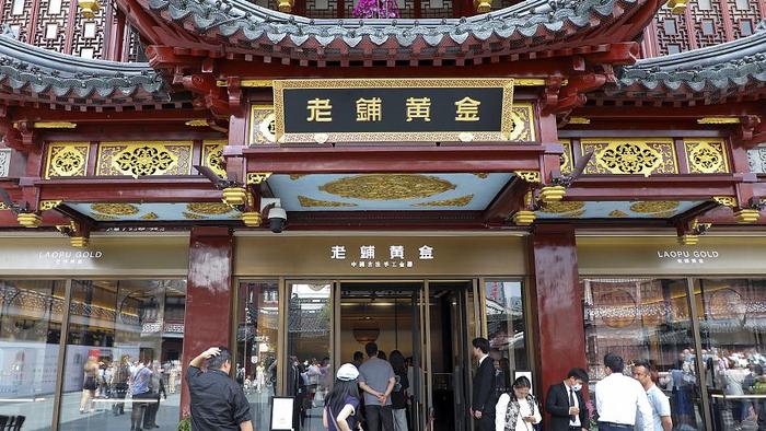 老铺黄金上市首日涨超70%：去年净利4.16亿元，33家门店店均收入近亿元