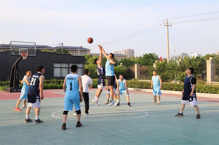 邮储银行阜阳市阜南县支行与阜南县人民法院开展篮球友谊赛