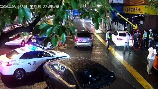 “警察，我被几十人追砍！”特警深夜出动，结果……