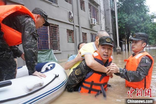 持续暴雨致贵州镇远发生内涝 武警战士紧急驰援