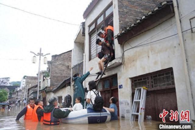 持续暴雨致贵州镇远发生内涝 武警战士紧急驰援