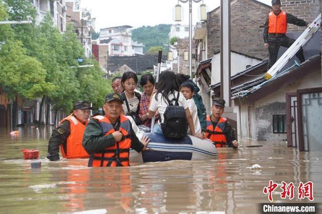 持续暴雨致贵州镇远发生内涝 武警战士紧急驰援