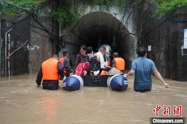 持续暴雨致贵州镇远发生内涝 武警战士紧急驰援