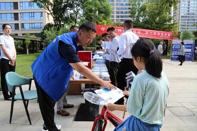 郑州开展“特种设备安全日”宣传进社区暨电梯突发事件应急处置演练