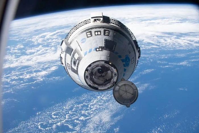 “星际客机”连出状况，宇航员被迫滞留太空