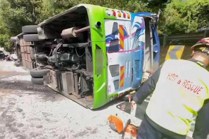 2人死亡！一旅游巴士在马来西亚翻覆，车上载有18名中国人
