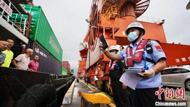 珠海洪湾港上半年跨境货运突破1000万吨